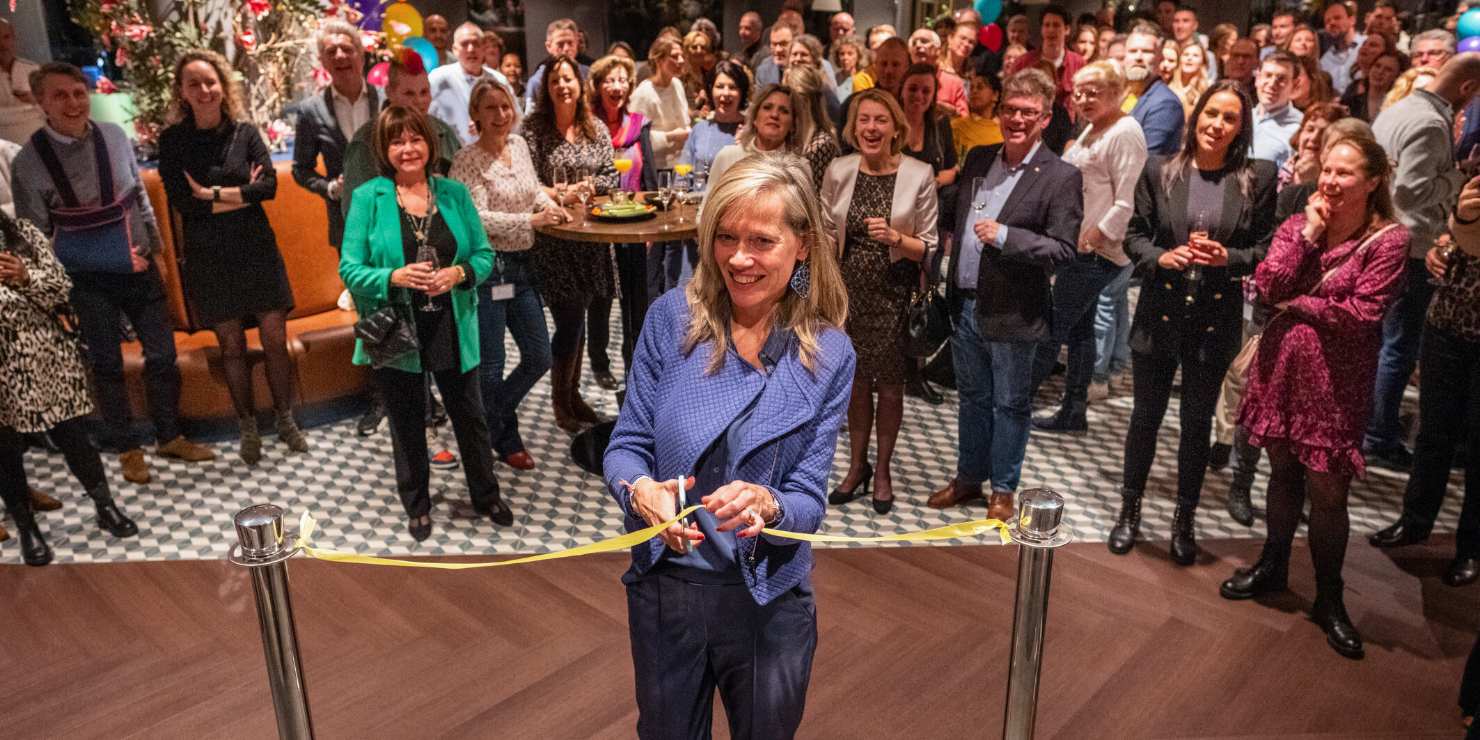 Grand Opening Bazalt Groep - Annemarie Kaptein knipt lint door