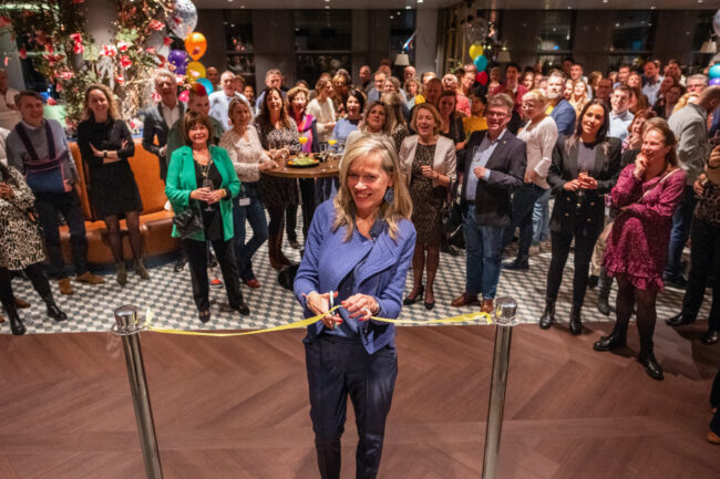 Grand Opening Bazalt Groep – Annemarie Kaptein knipt lint door Grand Opening Bazalt Groep - Annemarie Kaptein knipt lint door