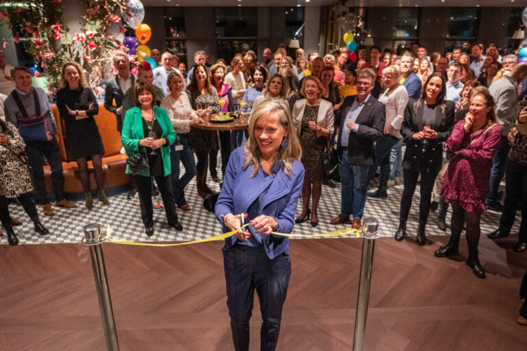 Grand Opening Bazalt Groep - Annemarie Kaptein knipt lint door
